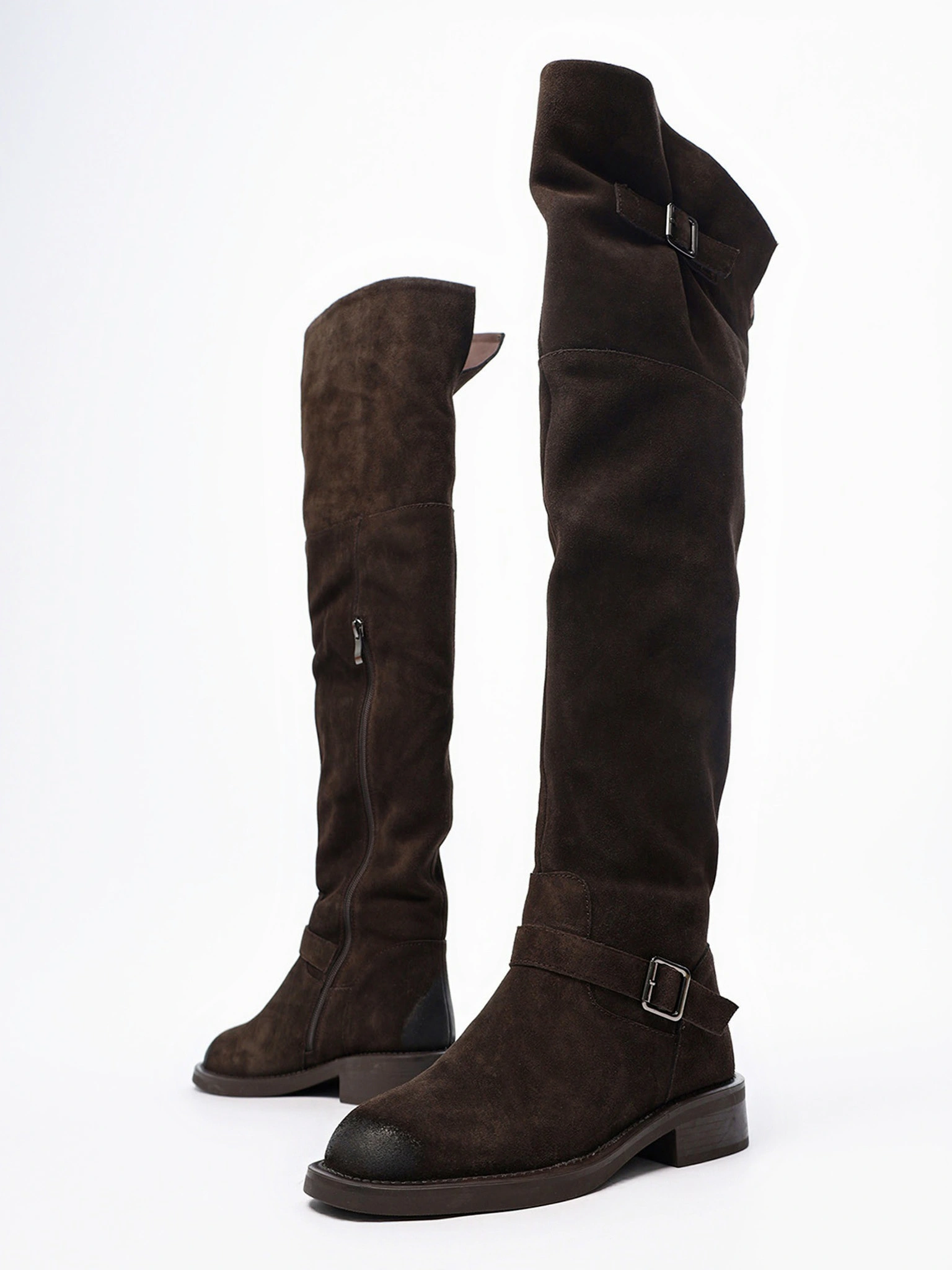 Ботфорты темно-коричневого цвета на низком каблуке